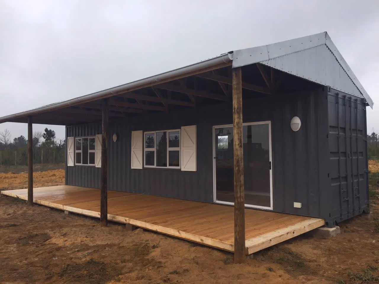 The container home Container Home SA built for Alida, with a covered wooden deck